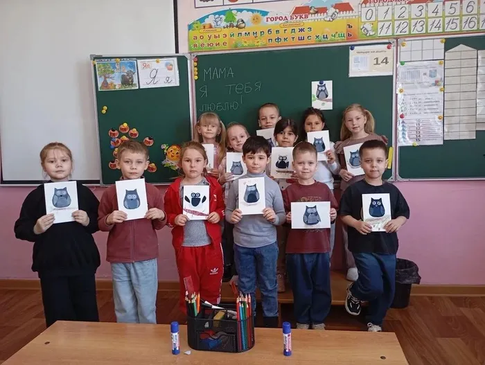 Дети с открытками