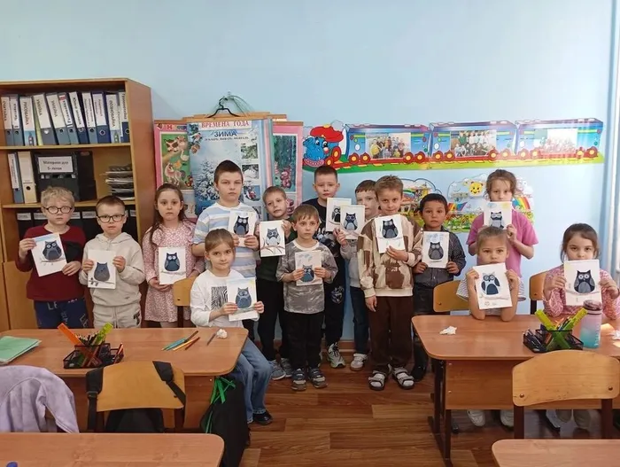 Дети с открытками