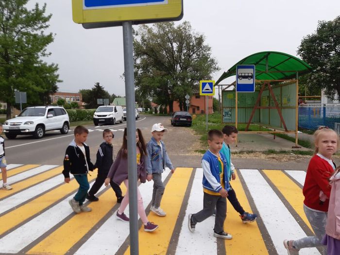 Дети переходят улицу на не регулируемом пешеходном переходе