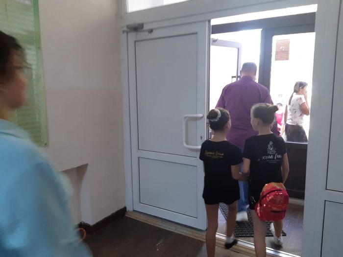 Дети и педагоги эвакуируются через главный вход