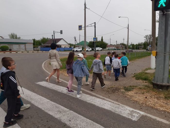 Дети переходят улицу на регулируемом пешеходном переходе